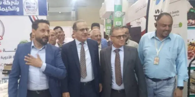 وزير الصحة ورئيس جامعة عدن يتفقدان ابتكارات الأدوية المحلية في معرض عدن للصناعات