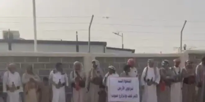 وقفة احتجاجية لمواطنين أمام مديرية الوادي بمأرب بسبب انقطاع الكهرباء